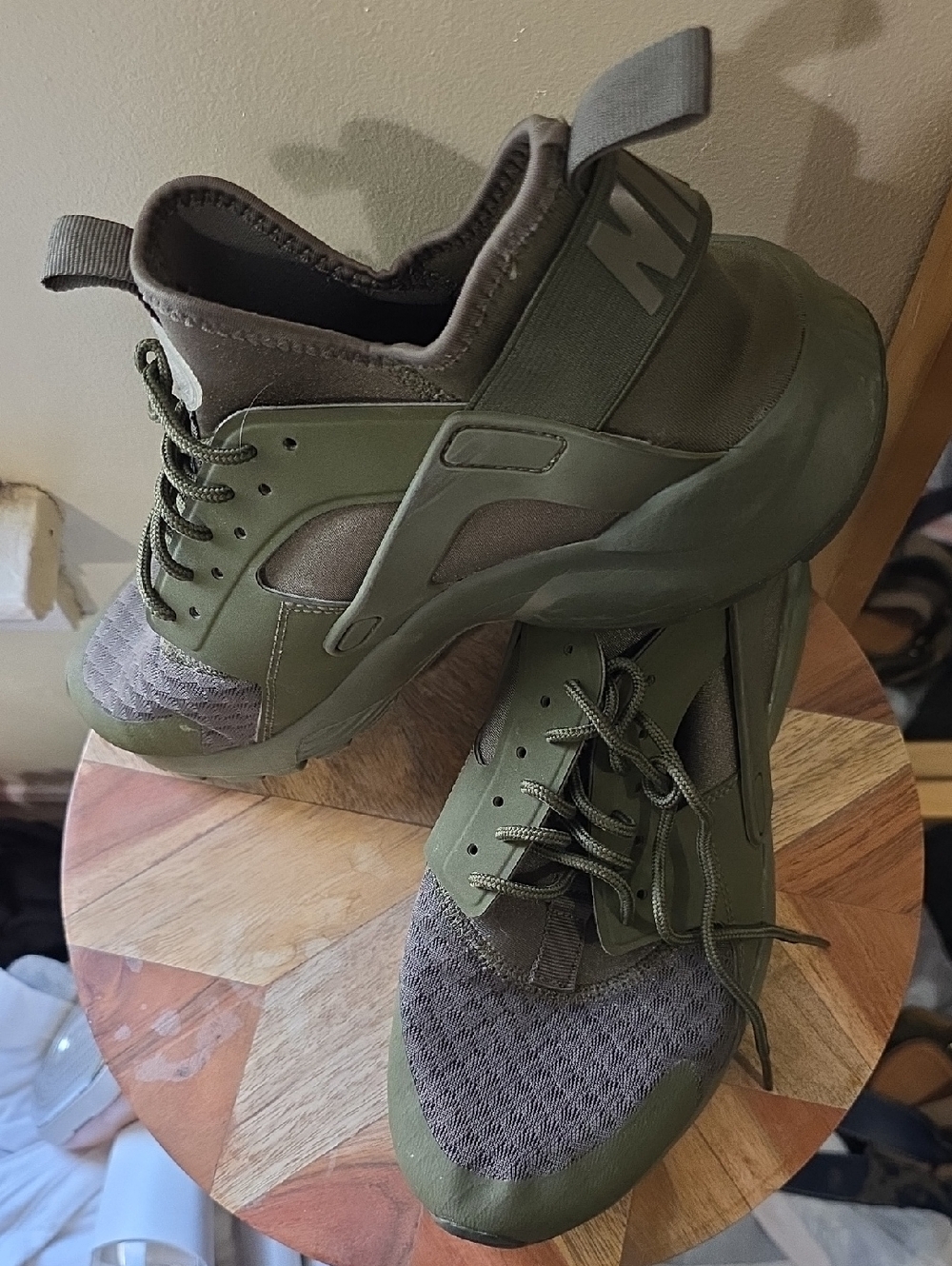 Nike Huareche Olive Green Men's Sneaker-Style Athletic Shoes